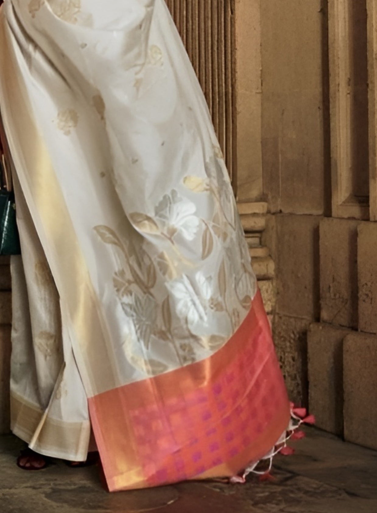 EKKTARA Saree For Women Light GoldenColour Soft Silk Handloom Weaving Saree With Unstitched Blouse