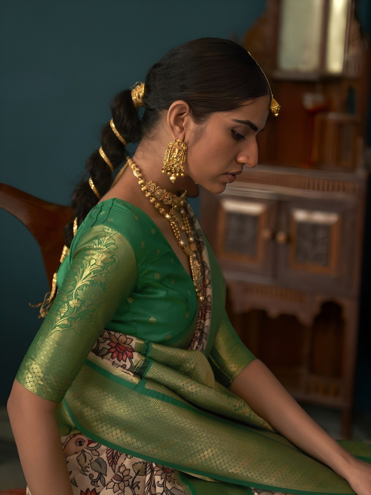 EKKTARA Saree For Women Cream Colour Tusser Silk Kalamkari Print Saree With Contrast Unstitched Blouse