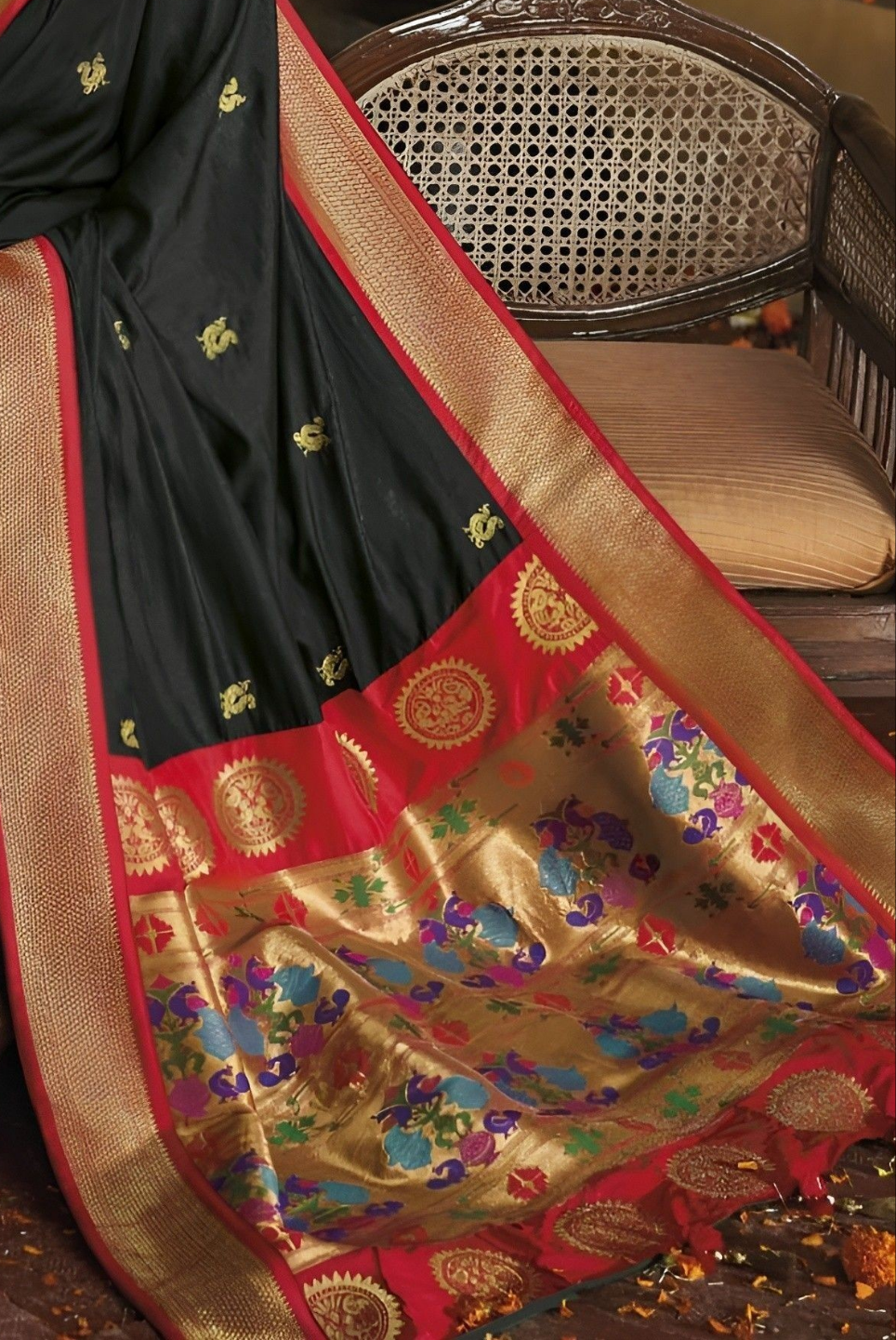 EKKTARA Saree For Women Black Colour Pure Silk Paithani Saree With Unstitched Blouse Celebrity Collection