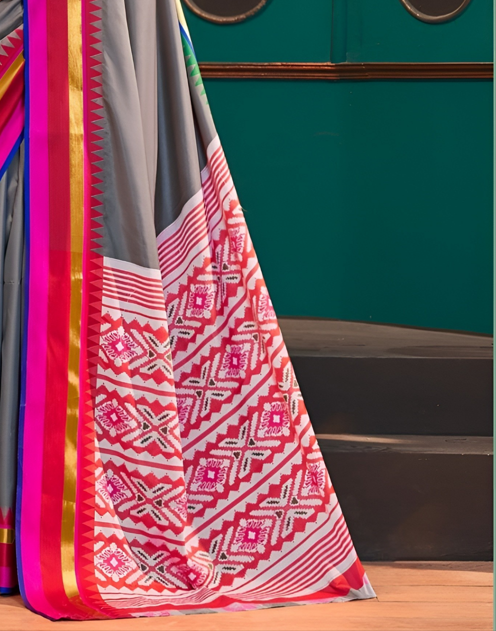 EKKTARA Saree For Women Light Grey Colour Handloom Silk Saree With Unstitched Blouse