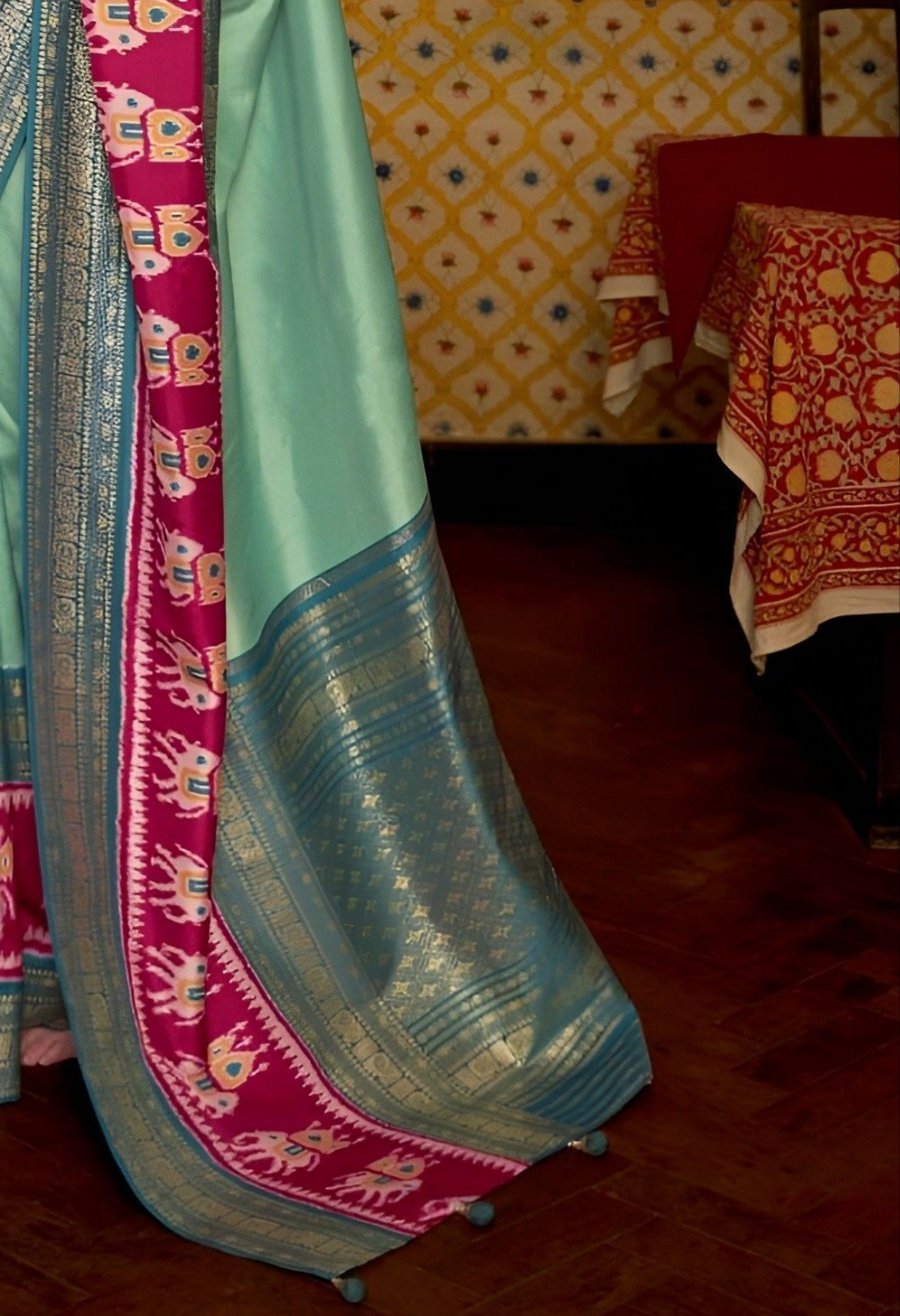 EKKTARA Saree For Women Light Green Colour Pure Silk Designer Patola Saree With Unstitched Blouse