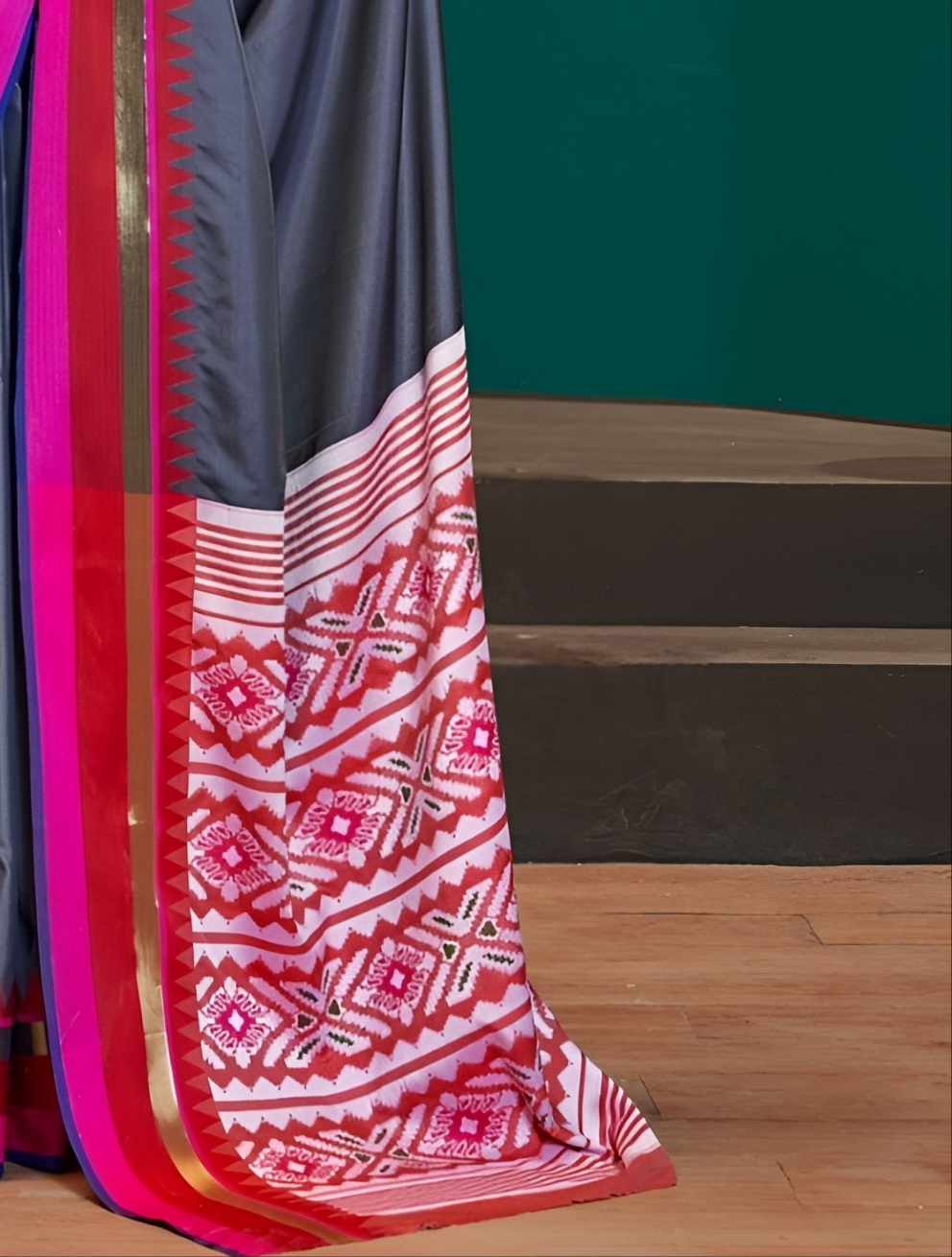 EKKTARA Saree For Women Dark Grey Colour Handloom Silk Saree With Unstitched Blouse