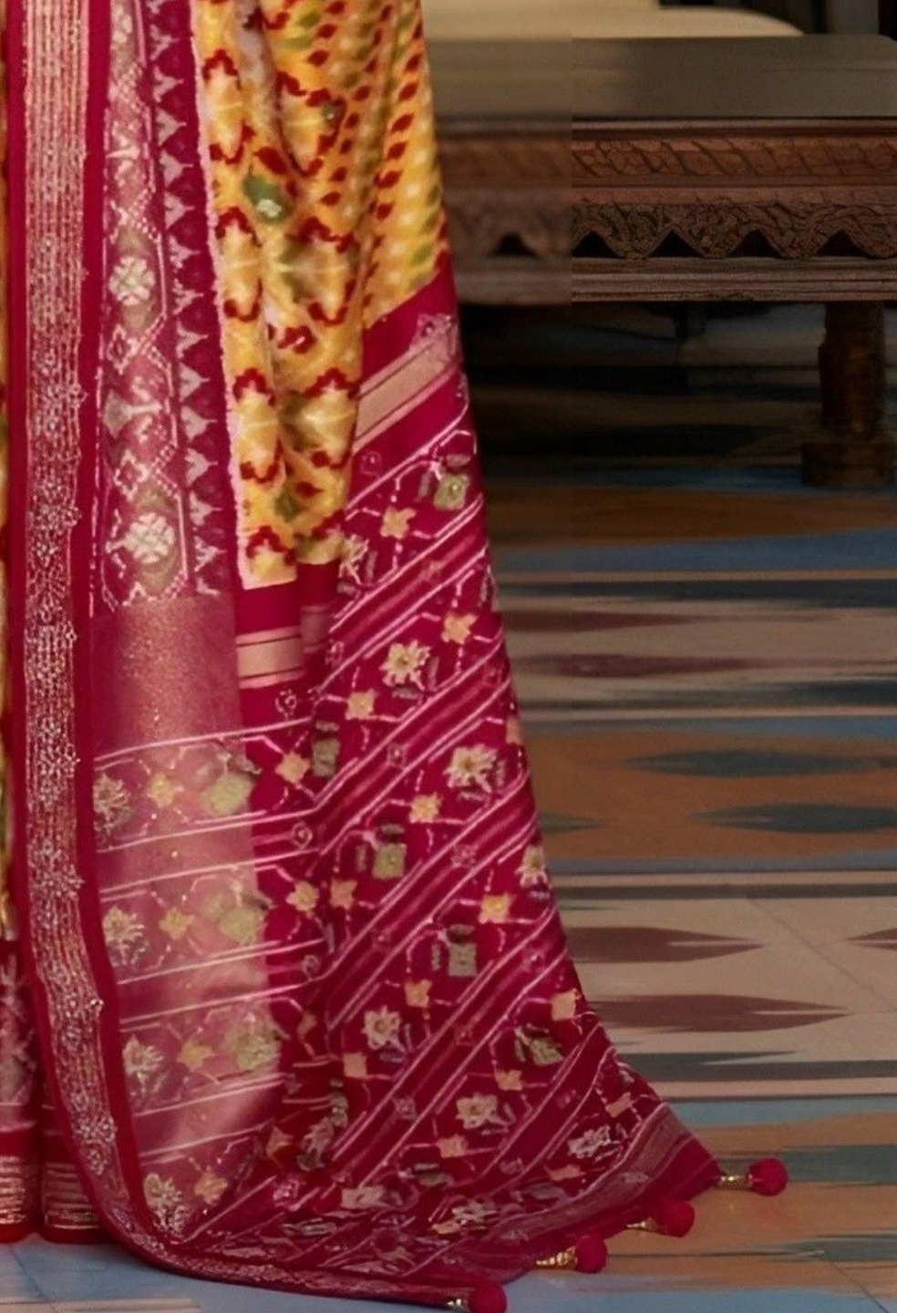 EKKTARA Saree For Women Yellow Colour Soft Silk Printed Patola Saree With Unstitched Blouse