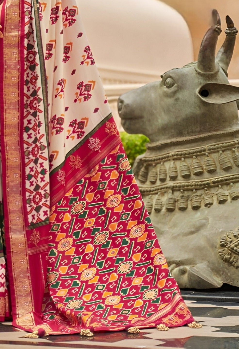 EKKTARA Saree For Women Off White Colour Pure Silk Trendy Patola Saree With Unstitched Blouse