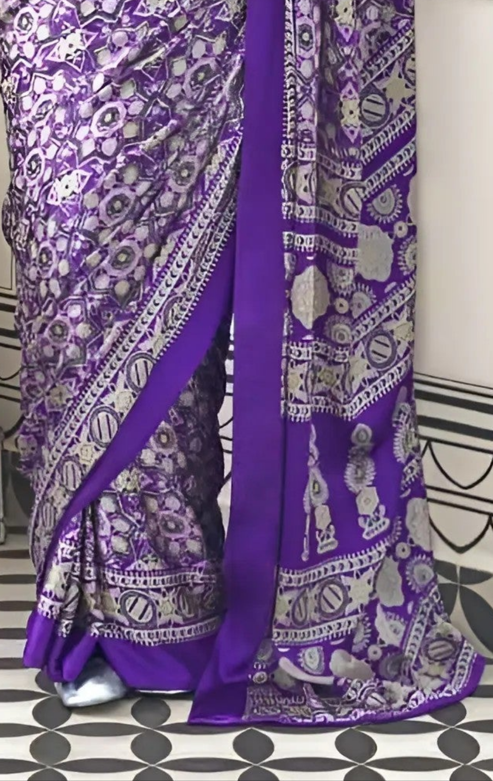 EKKTARA Saree For Women Purple Printed Colour Satin Modern Crepe Saree With Unstitched Blouse