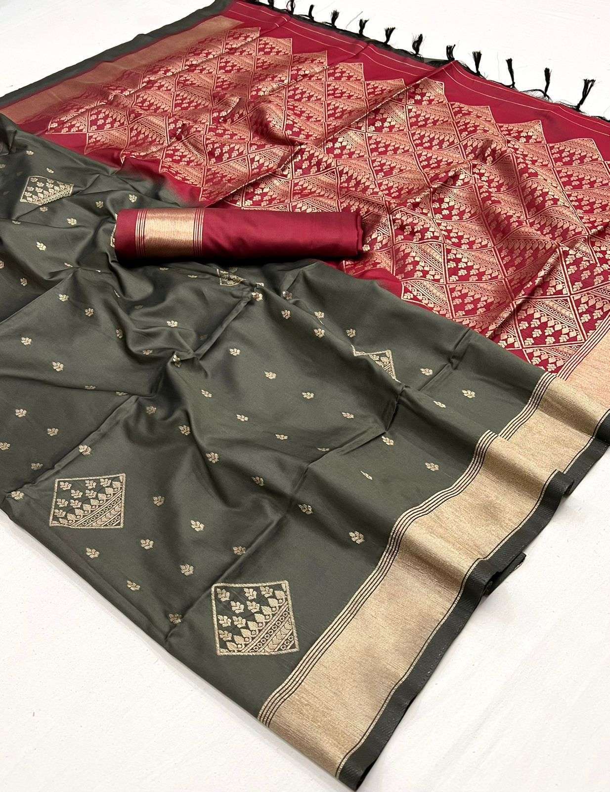 EKKTARA Saree For Women Dark Grey Colour Soft Silk Handloom Weaving Saree With Unstitched Blouse