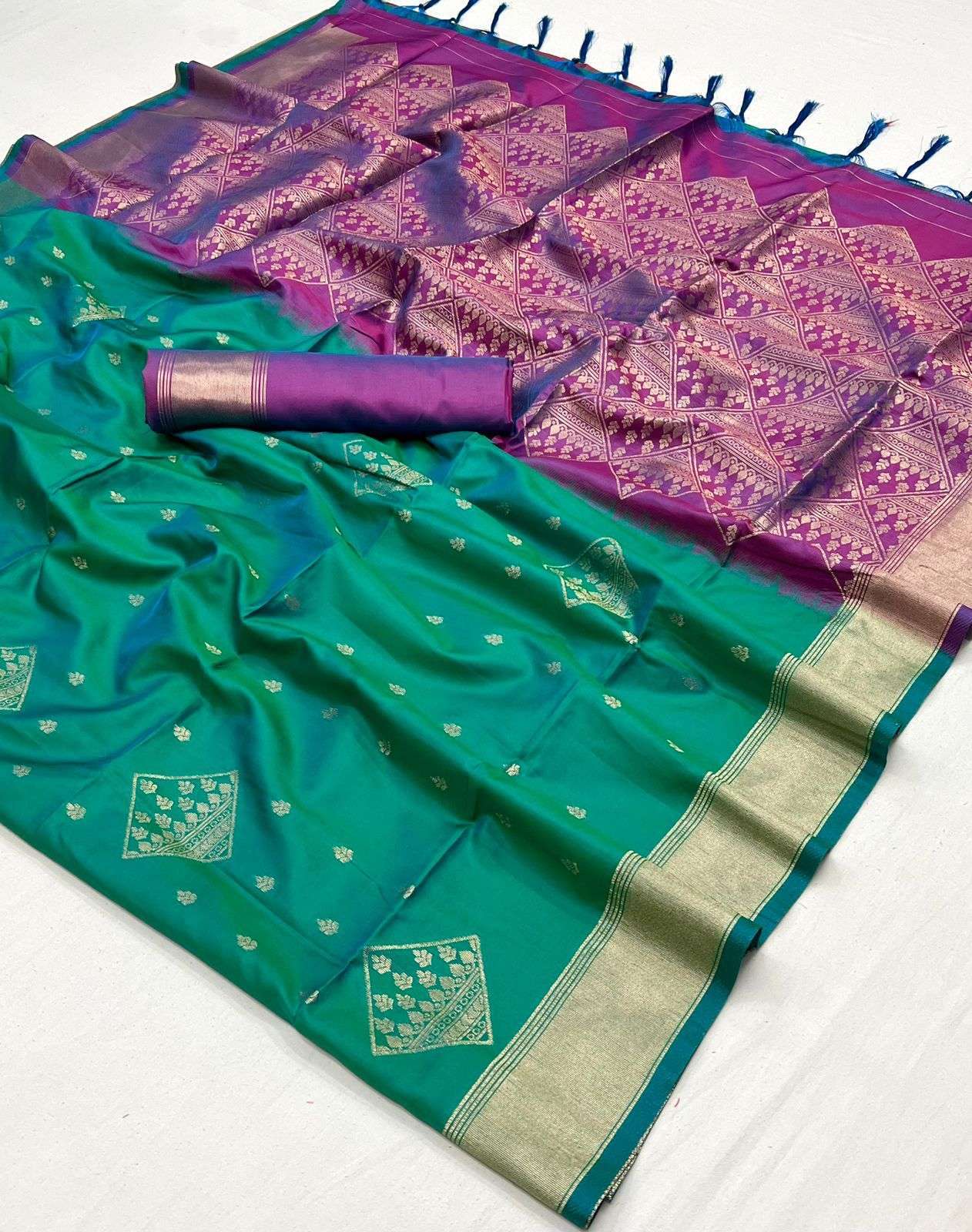 EKKTARA Saree For Women Green Colour Soft Silk Handloom Weaving Saree With Unstitched Blouse