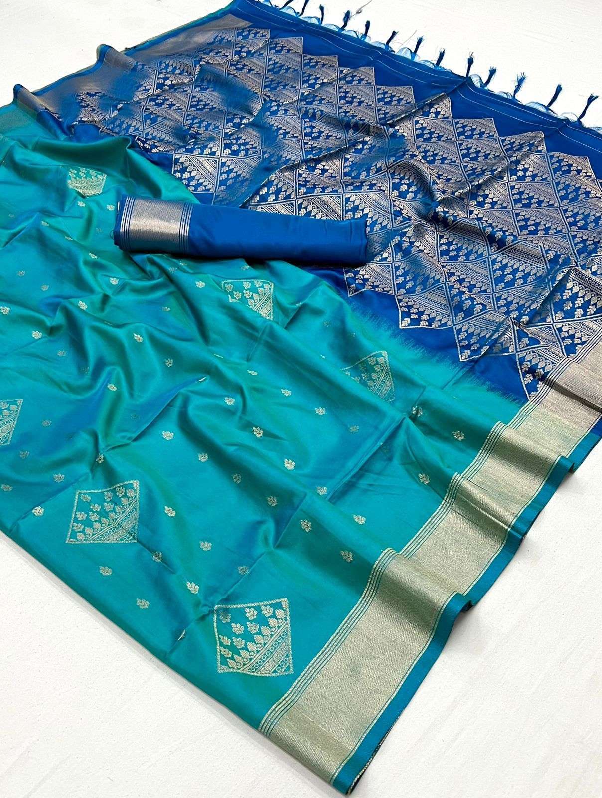 EKKTARA Saree For Women Turquoise Colour Soft Silk Handloom Weaving Saree With Unstitched Blouse