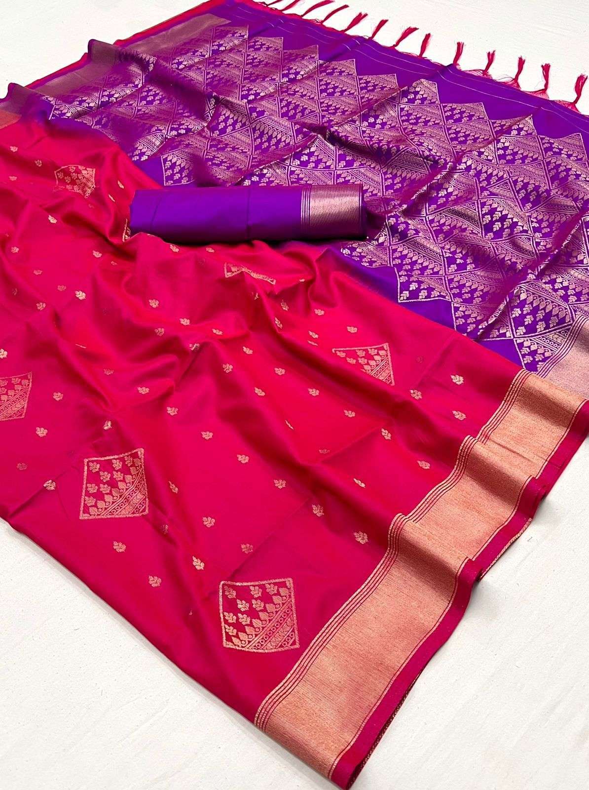 EKKTARA Saree For Women Red Colour Soft Silk Handloom Weaving Saree With Unstitched Blouse