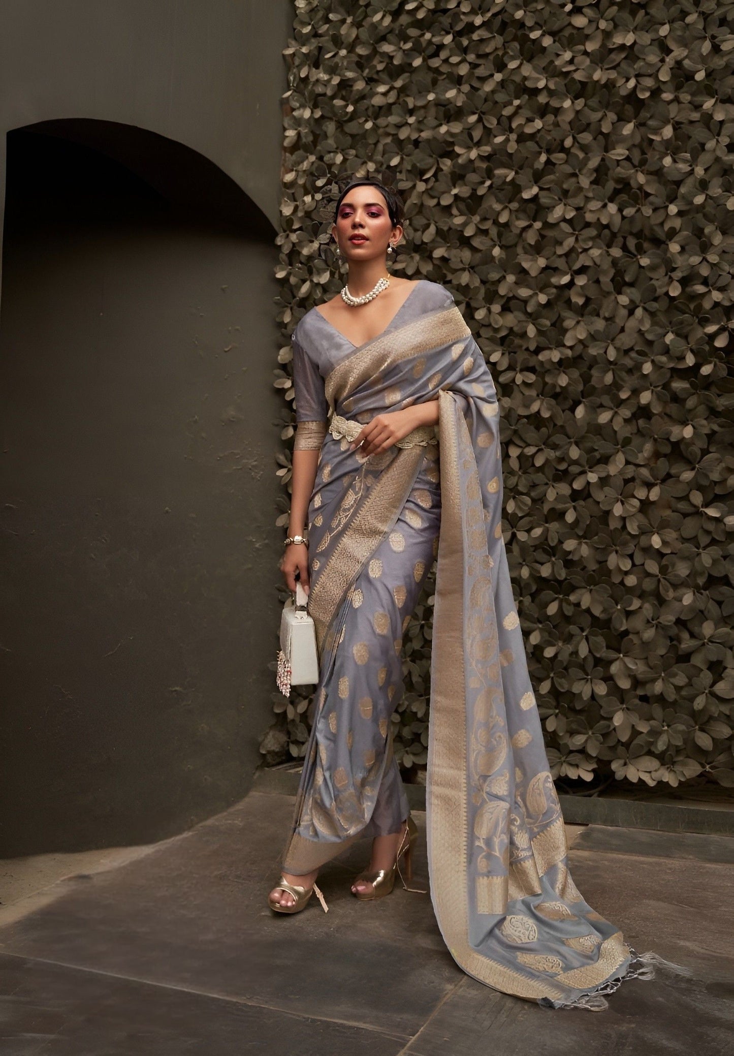 EKKTARA Saree For Women Grey Silk Two Tone Weaving Saree