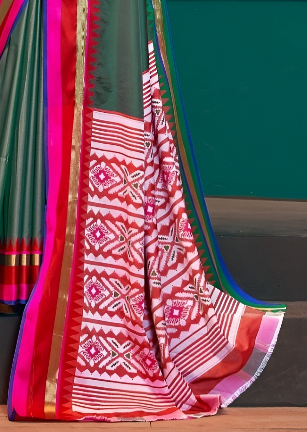 EKKTARA Saree For Women Green Colour Handloom Silk Saree With Unstitched Blouse